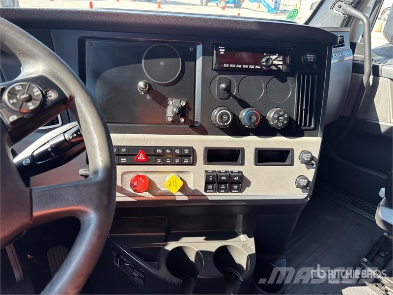Freightliner Cascadia 126 6x4 T/A Sleeper Truck Tractor Sattelzugmaschinen
