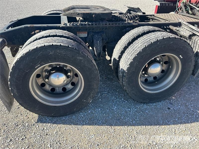 Freightliner Cascadia 126 6x4 T/A Sleeper Truck Tractor Tegljači