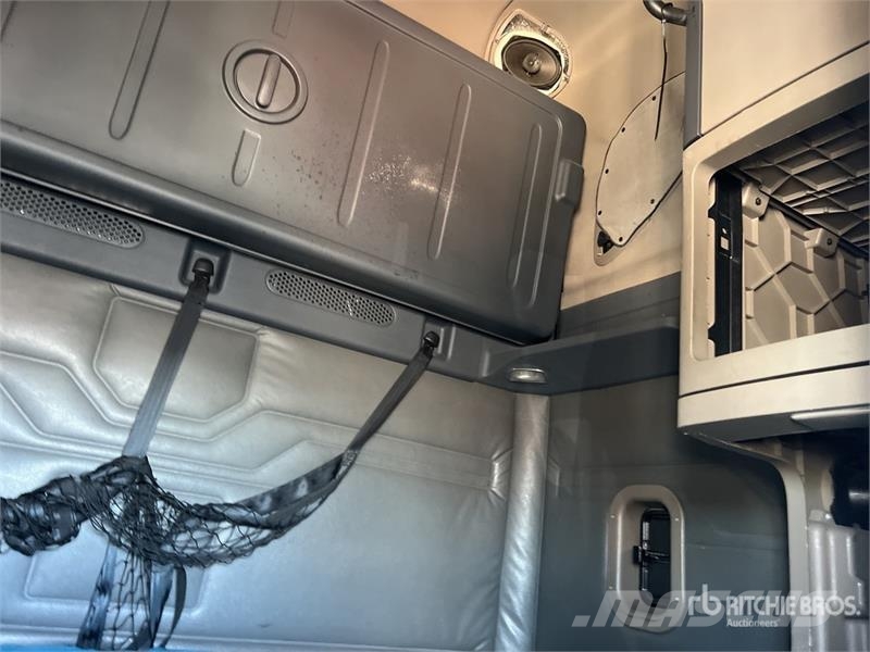 Freightliner Cascadia 125 6x4 T/A Sleeper Truck Tractor Tractor Units