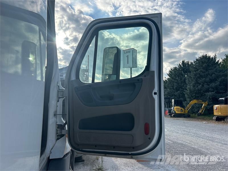 Freightliner Cascadia 125 6x4 T/A Sleeper Truck Tractor Vilcēji