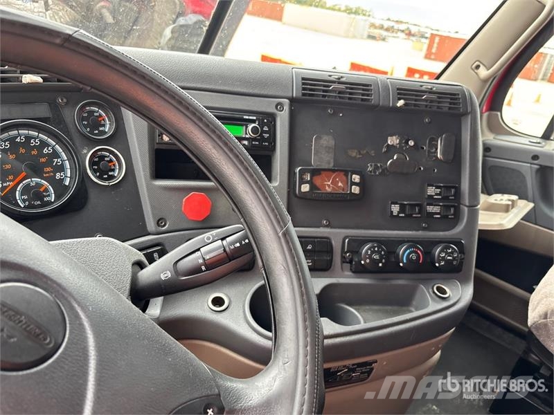 Freightliner Cascadia 125 6x4 T/A Sleeper Truck Tractor Nyergesvontatók