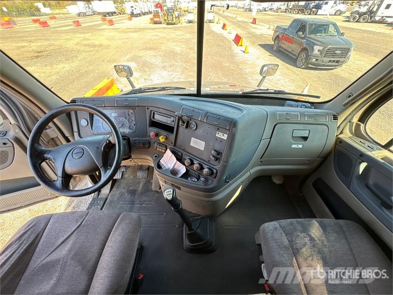 Freightliner Cascadia 125 6x4 T/A Sleeper Truck Tractor Tegljači