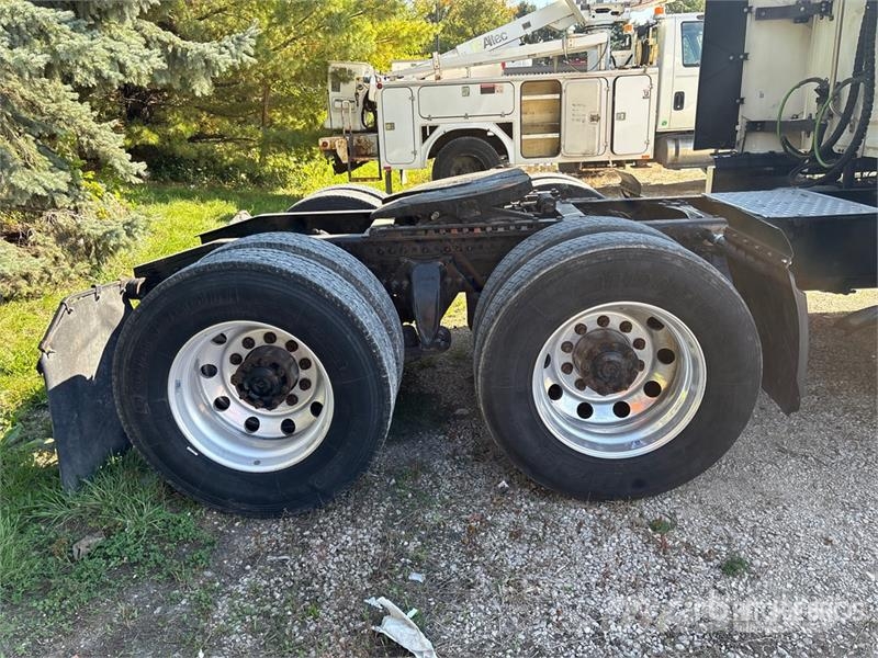 Freightliner Cascadia 126 6x4 T/A Sleeper Truck Tractor Nyergesvontatók