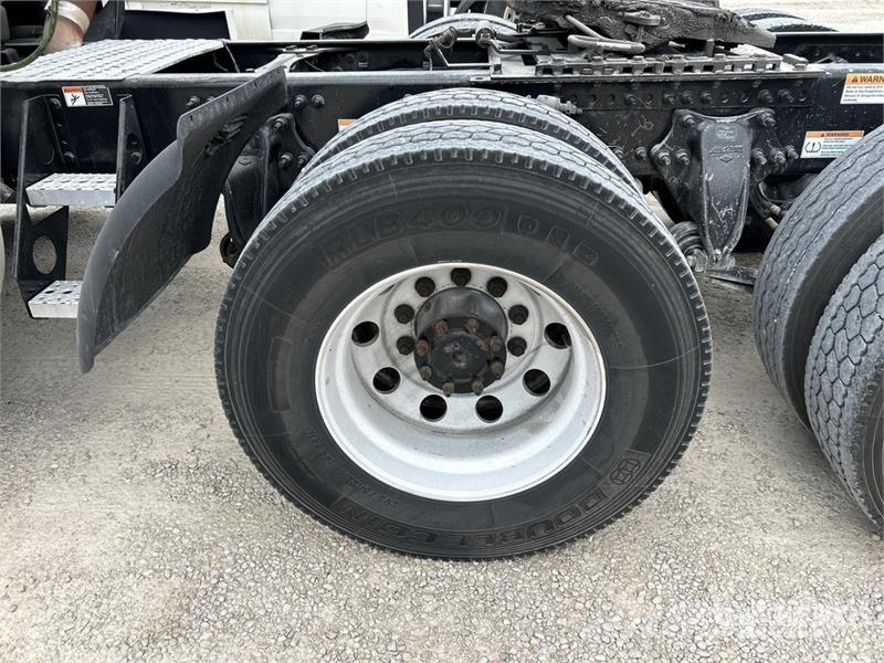 Freightliner Cascadia 126 6x4 Rebuilt Title* T/A Sleeper Truck  Cavalos mecânicos