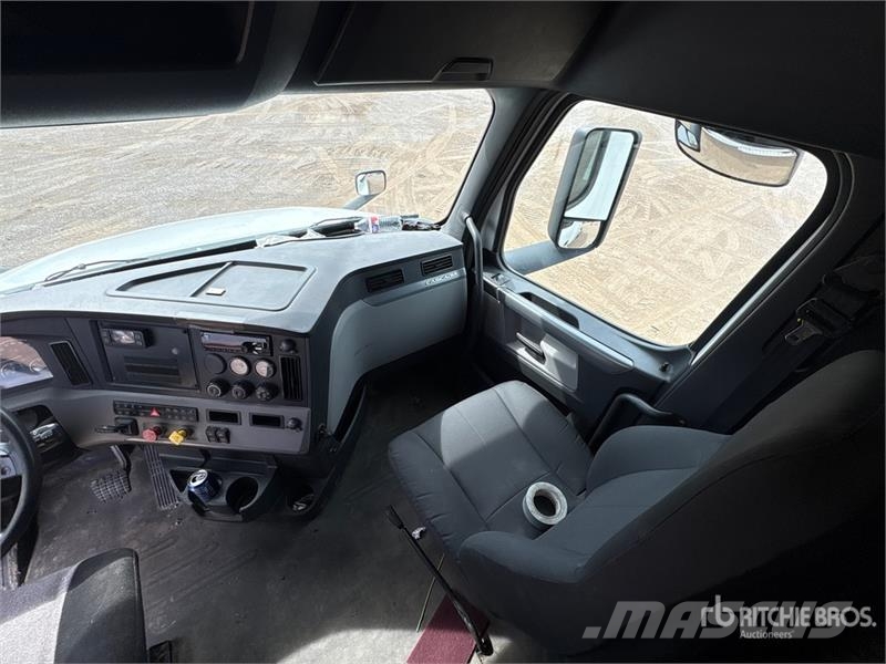 Freightliner Cascadia 126 6x4 T/A Sleeper Truck Tractor Çekiciler