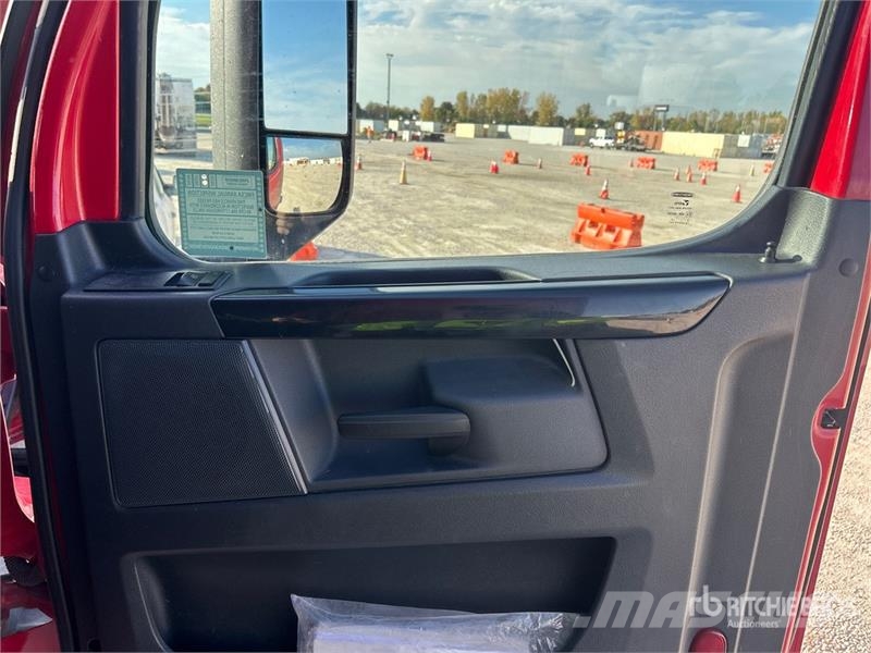 Freightliner Cascadia 126 6x4 T/A Sleeper Truck Tractor Tegljači