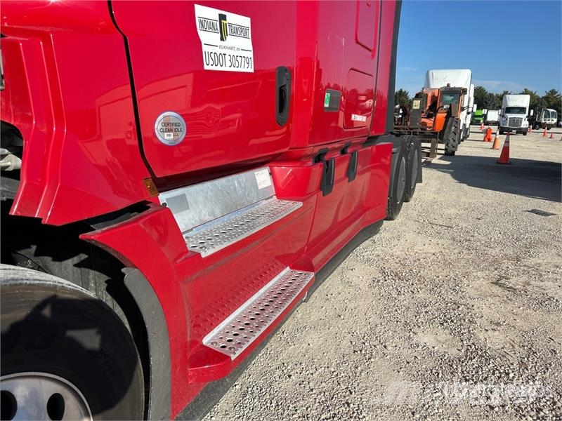 Freightliner Cascadia 126 6x4 T/A Sleeper Truck Tractor Tegljači