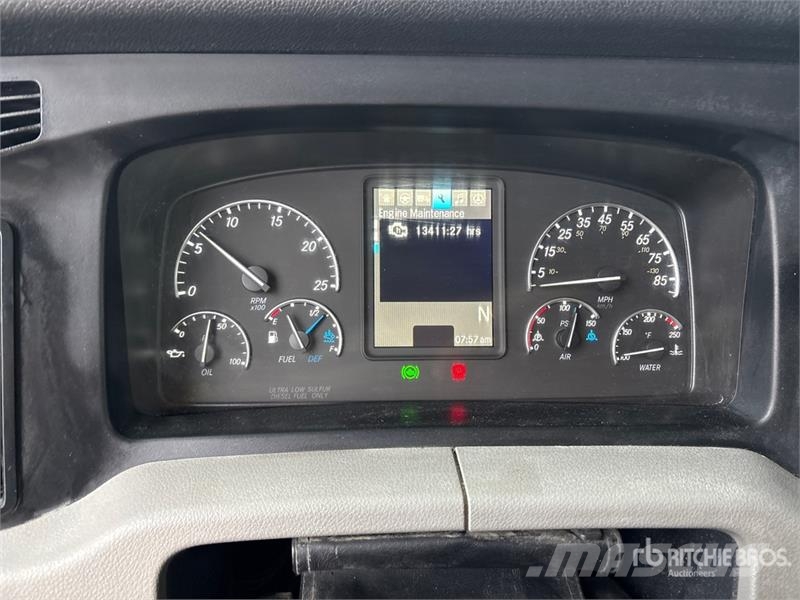 Freightliner Cascadia 126 6x4 T/A Sleeper Truck Tractor Vlačilci
