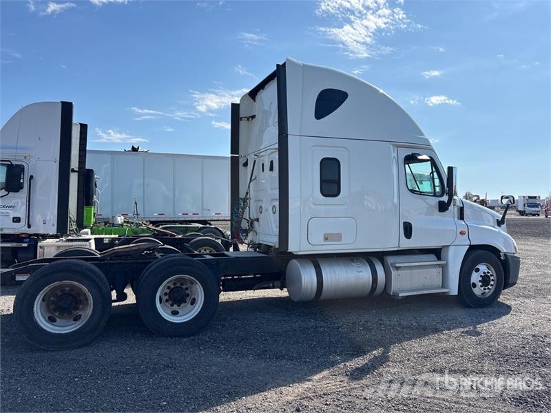 Freightliner Cascadia 125 6x4 T/A Sleeper Truck Tractor Tegljači