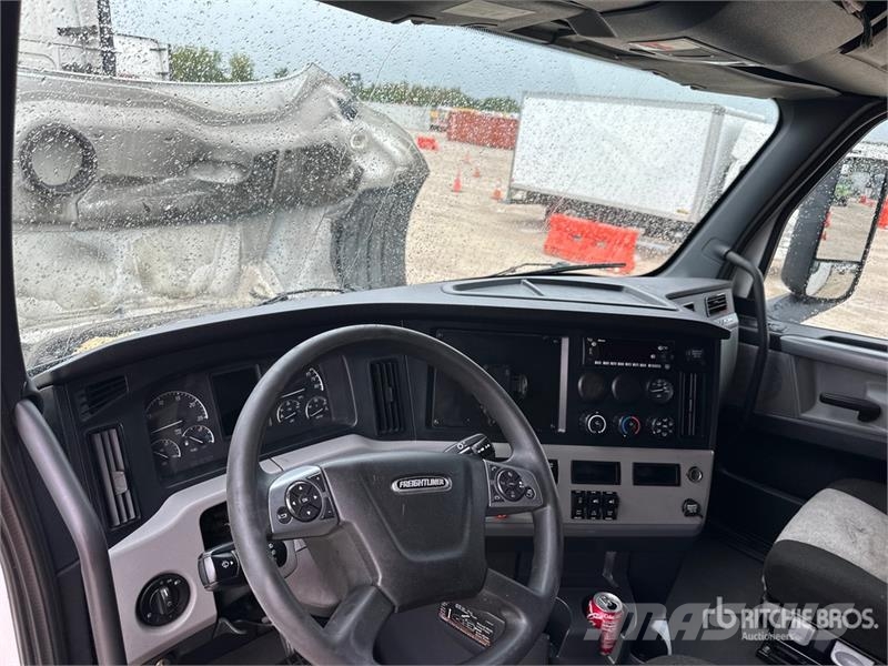 Freightliner Cascadia 126 6x4 T/A Sleeper Truck Tractor Влекачи