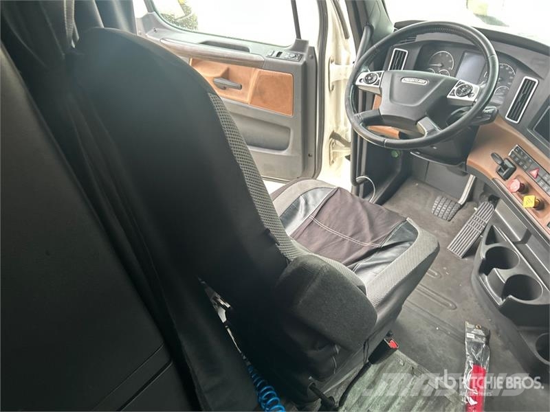 Freightliner Cascadia 126 6x4 T/A Sleeper Truck Tractor Tractor Units