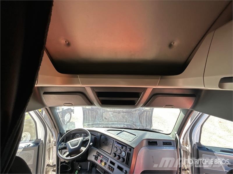 Freightliner Cascadia 126 6x4 T/A Sleeper Truck Tractor Tractor Units