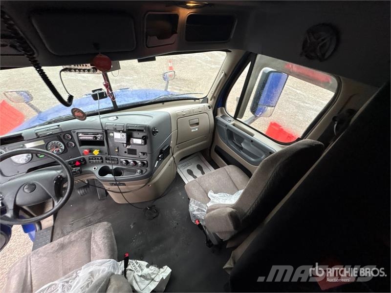 Freightliner Cascadia 125 6x4 T/A Sleeper Truck Tractor Tractor Units