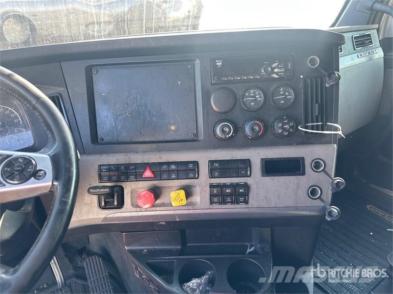 Freightliner Cascadia 126 6x4 T/A Sleeper Truck Tractor Влекачи