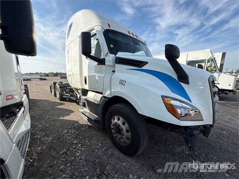 Freightliner Cascadia 126 6x4 T/A Sleeper Truck Tractor (Inoper Trekkvogner