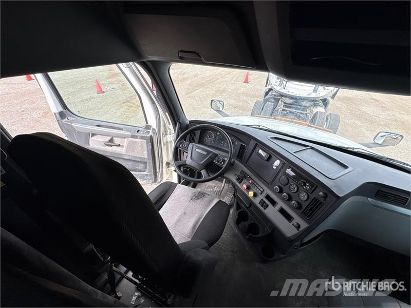 Freightliner Cascadia 126 6x4 T/A Sleeper Truck Tractor Çekiciler