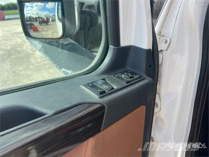 Freightliner Cascadia 126 6x4 T/A Sleeper Truck Tractor Tractor Units