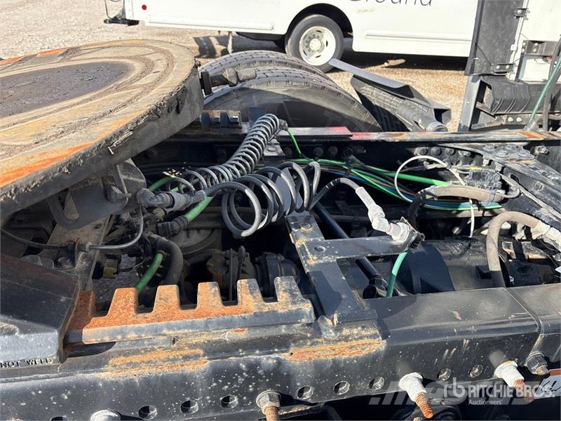 Freightliner Cascadia 126 6x4 T/A Sleeper Truck Tractor (Inoper Trekkvogner