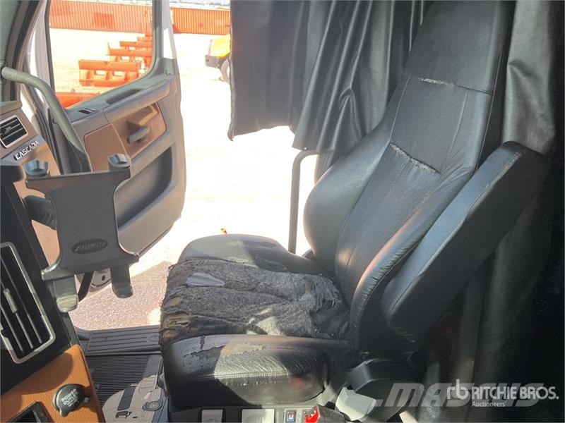 Freightliner Cascadia 126 6x4 T/A Sleeper Truck Tractor Tractor Units