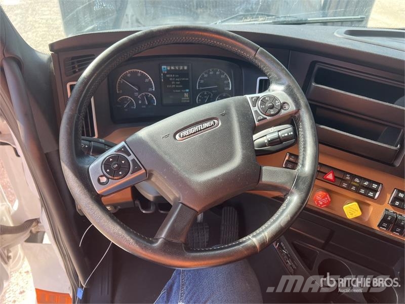 Freightliner Cascadia 126 6x4 T/A Sleeper Truck Tractor Tractor Units