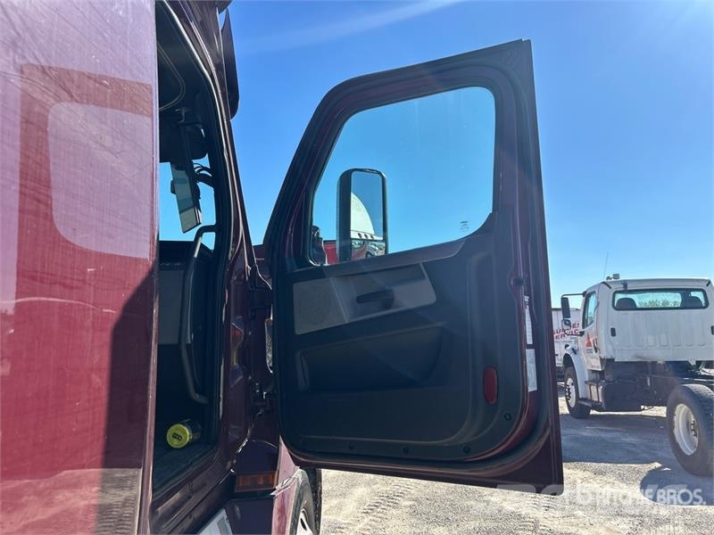 Freightliner Cascadia 126 6x4 T/A Sleeper Truck Tractor Vlačilci