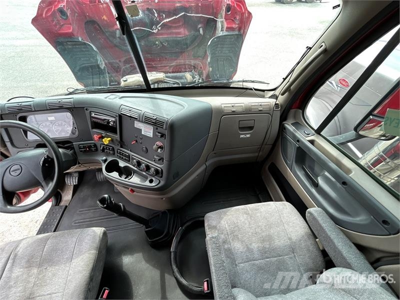 Freightliner Cascadia 125 6x4 T/A Sleeper Truck Tractor Vlačilci
