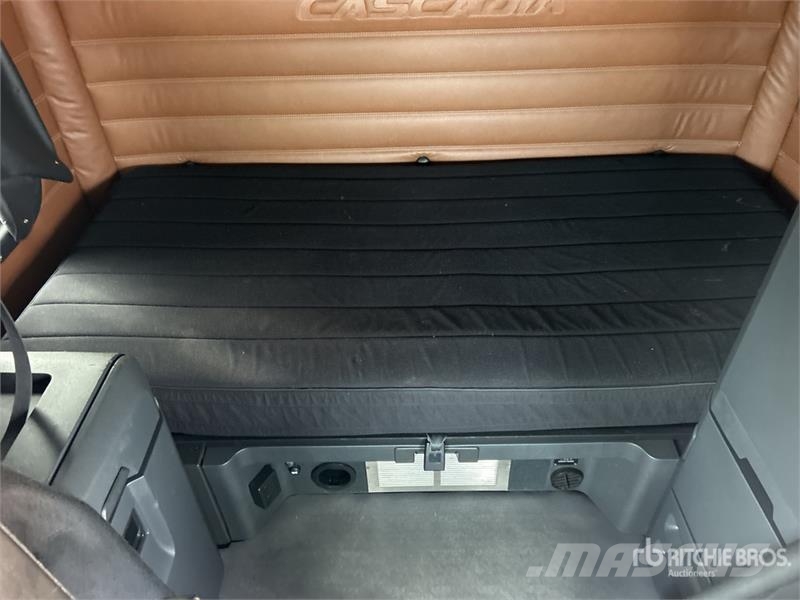 Freightliner Cascadia 126 6x4 T/A Sleeper Truck Tractor Tractores (camiões)