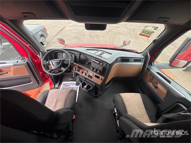Freightliner Cascadia 126 6x4 T/A Sleeper Truck Tractor 트랙터 유닛