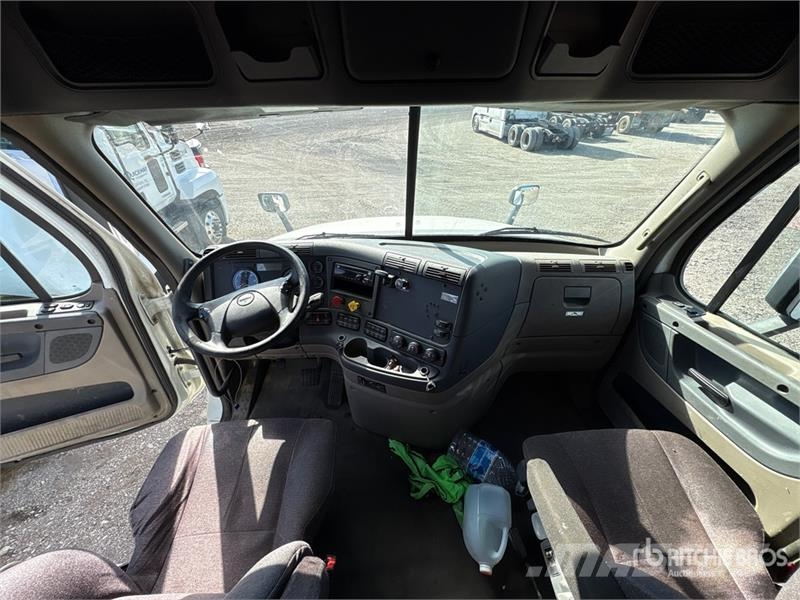 Freightliner Cascadia 125 6x4 T/A Sleeper Truck Tractor Tegljači