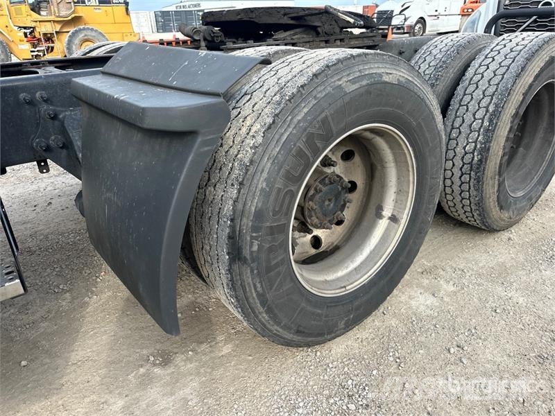 Freightliner Cascadia 126 6x4 T/A Sleeper Truck Tractor Nyergesvontatók
