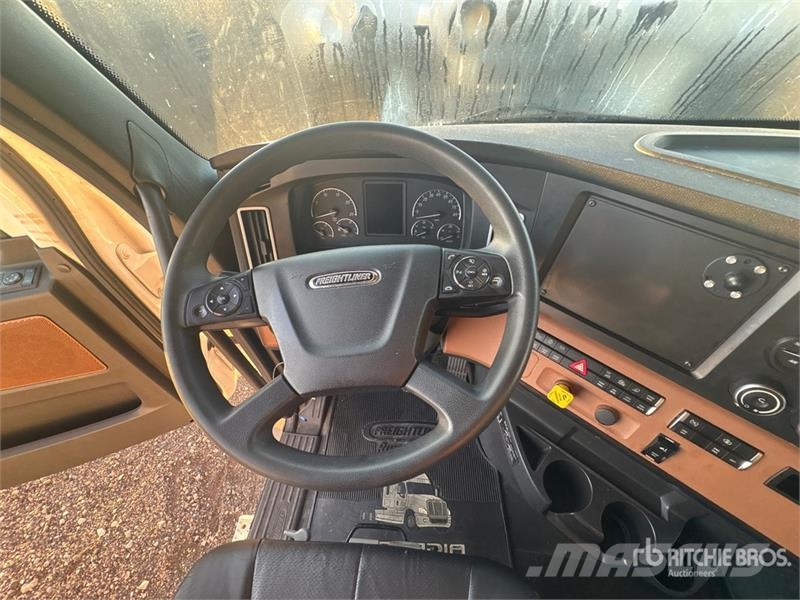 Freightliner Cascadia 116 4x2 Van Truck Sanduk kamioni