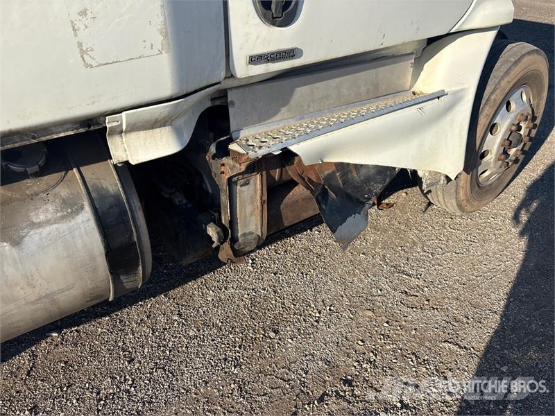 Freightliner Cascadia 125 6x4 T/A Sleeper Truck Tractor (Inoper Vilcēji