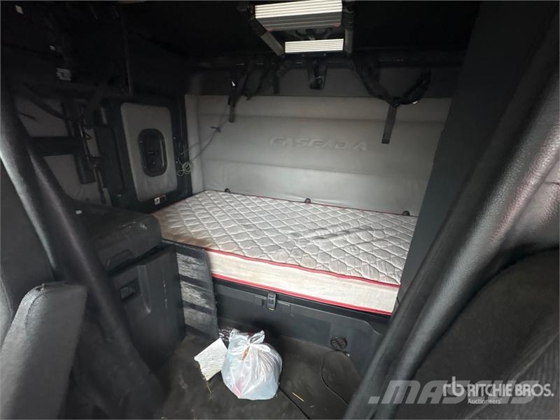 Freightliner Cascadia 126 6x4 T/A Sleeper Truck Tractor Tractores (camiões)