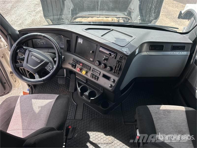 Freightliner Cascadia 126 T/A Sleeper Truck Tractor Prime Movers