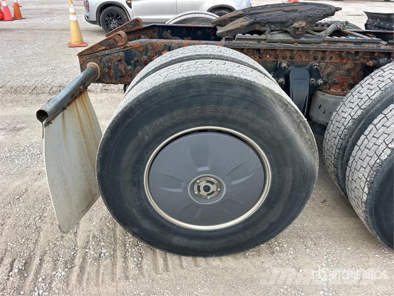 Freightliner Cascadia 126 6x4 T/A Sleeper Truck Tractor Тягачі