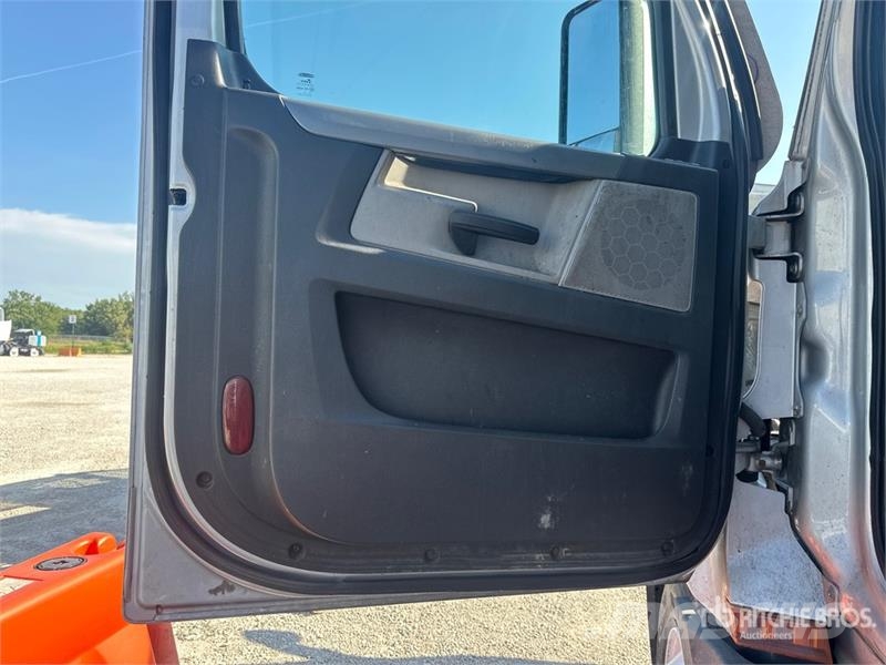 Freightliner Cascadia 126 6x4 T/A Sleeper Truck Tractor Влекачи
