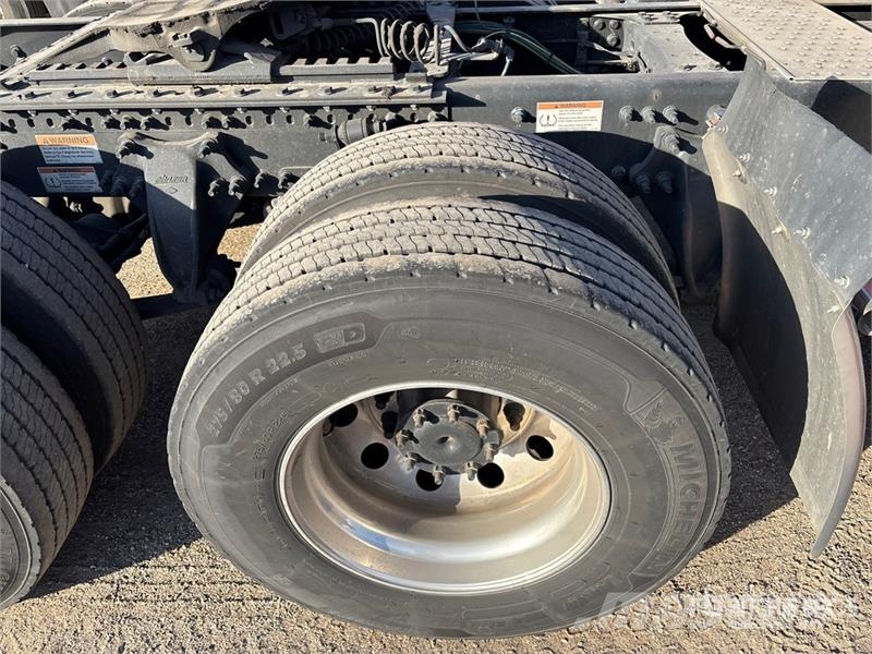 Freightliner Cascadia 126 6x4 T/A Sleeper Truck Tractor Vilcēji