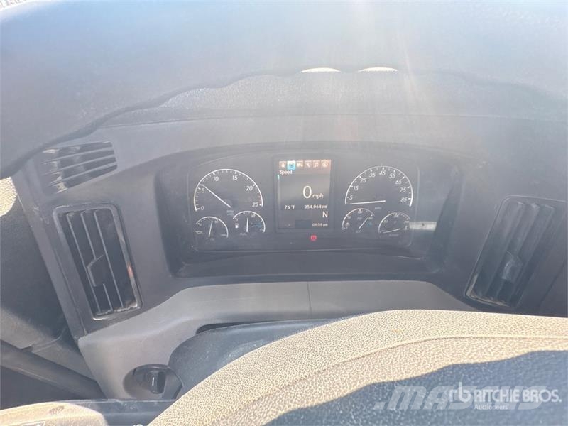 Freightliner Cascadia 126 6x4 T/A Sleeper Truck Tractor Sattelzugmaschinen