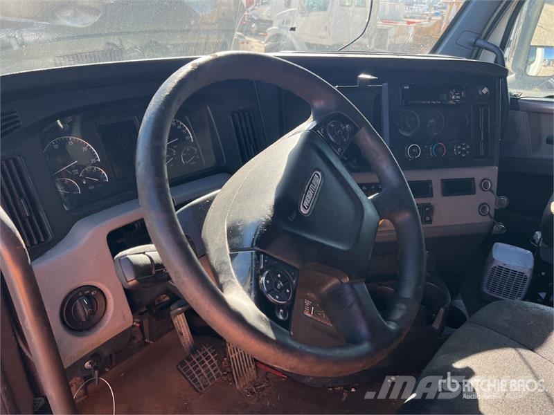 Freightliner Cascadia 126 6x4 T/A Sleeper Truck Tractor Traktorske jedinice