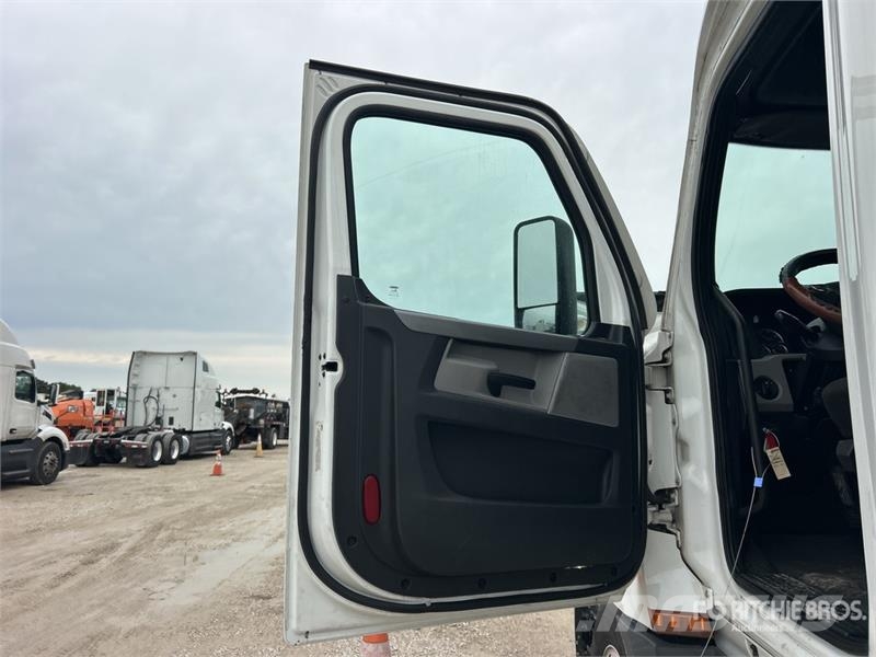 Freightliner Cascadia 126 6x4 T/A Sleeper Truck Tractor Тягачі