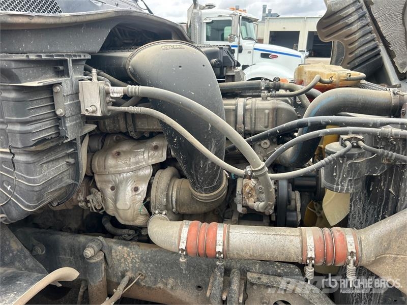 Freightliner Cascadia 125 6x4 T/A Sleeper Truck Tractor (Inoper Trekkers