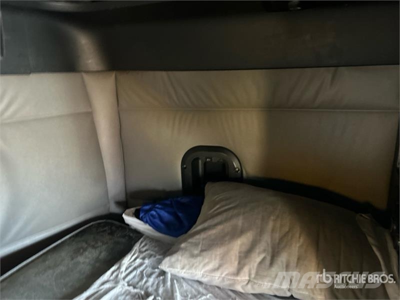 Freightliner Cascadia 126 6x4 T/A Sleeper Truck Tractor Tractor Units