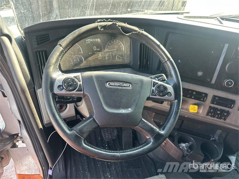 Freightliner Cascadia 126 6x4 T/A Sleeper Truck Tractor Влекачи