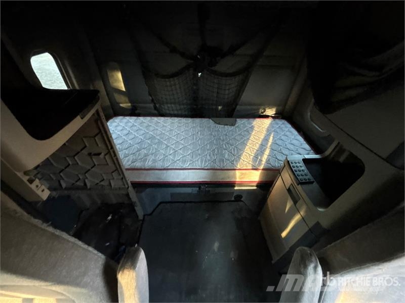 Freightliner Cascadia 125 6x4 T/A Sleeper Truck Tractor Trekkers