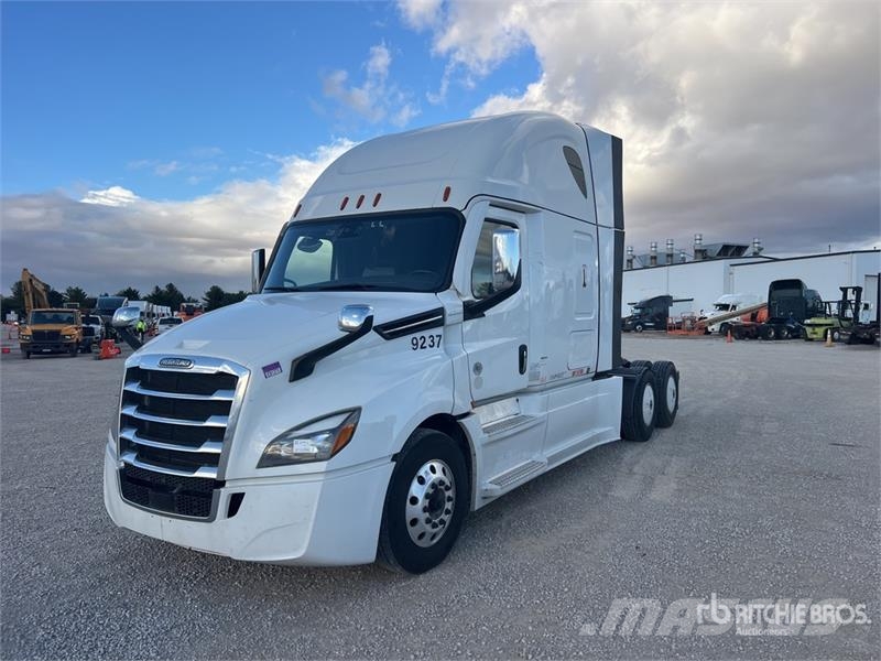 Freightliner Cascadia 126 6x4 T/A Sleeper Truck Tractor Vlačilci