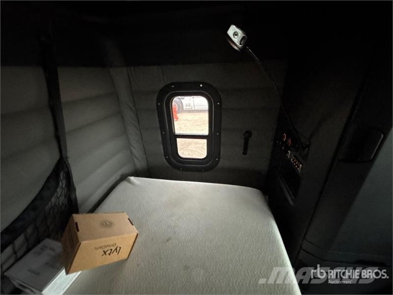 Freightliner Cascadia 126 6x4 T/A Sleeper Truck Tractor Влекачи