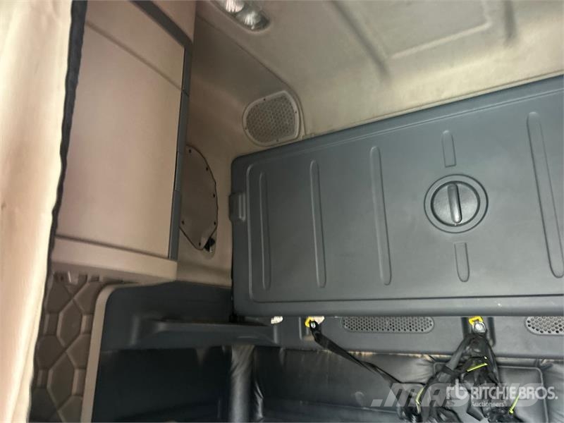 Freightliner Cascadia 125 6x4 T/A Sleeper Truck Tractor (Inoper Trekkers