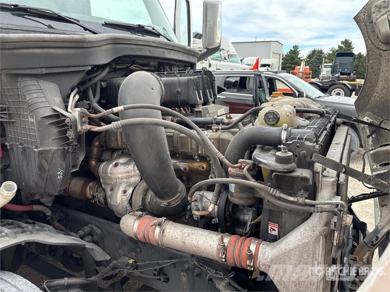 Freightliner Cascadia 126 6x4 T/A Sleeper Truck Tractor Nyergesvontatók