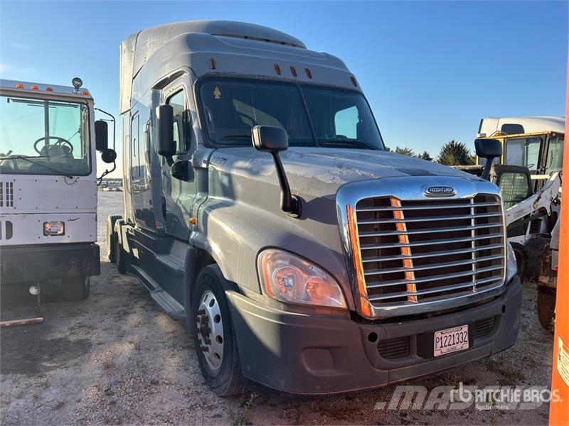 Freightliner Cascadia 125 6x4 T/A Sleeper Truck Tractor Autotractoare