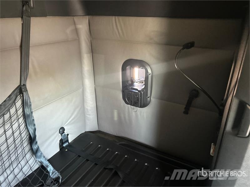 Freightliner Cascadia 126 6x4 T/A Sleeper Truck Tractor Vlačilci